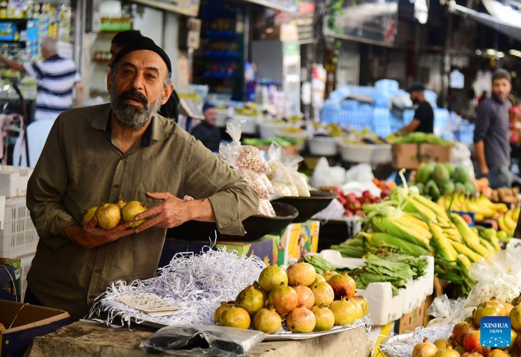 A vendor displays seasonal fruits at the central market in downtown Damascus, Syria, Oct. 13, 2026. (Photo: Xinhua)