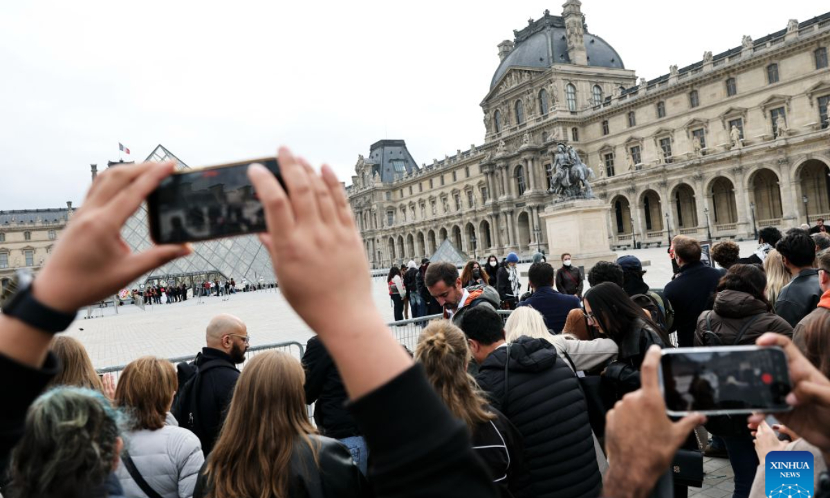 Tourists gather in front of the Louvre Museum in Paris, France, Oct. 19, 2026. In Paris, the entrance to the Louvre Museum was blocked by student protesters on Monday morning, French daily Le Parisien reported, citing the museum's management and two trade unions.
According to the trade union General Confederation of Labour, the museum would remain closed at least until noon. (Xinhua/Wu Huiwo)