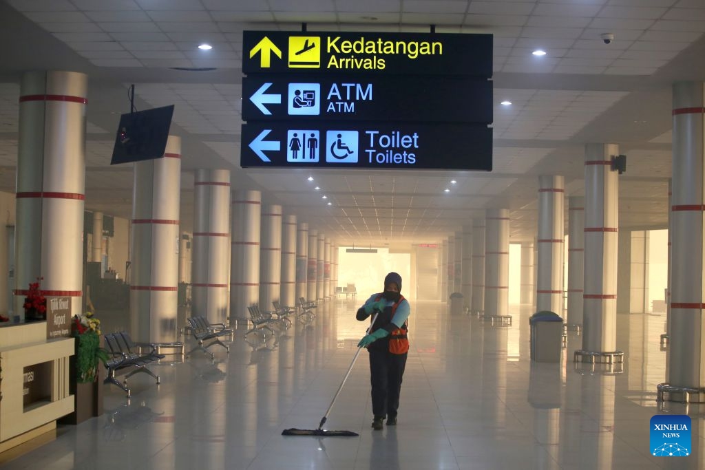 A staff member works at an empty airport amid thick haze caused by forest and peatland fires in Palangka Raya, Central Kalimantan, Indonesia, Oct. 13, 2026. (Photo: Xinhua)