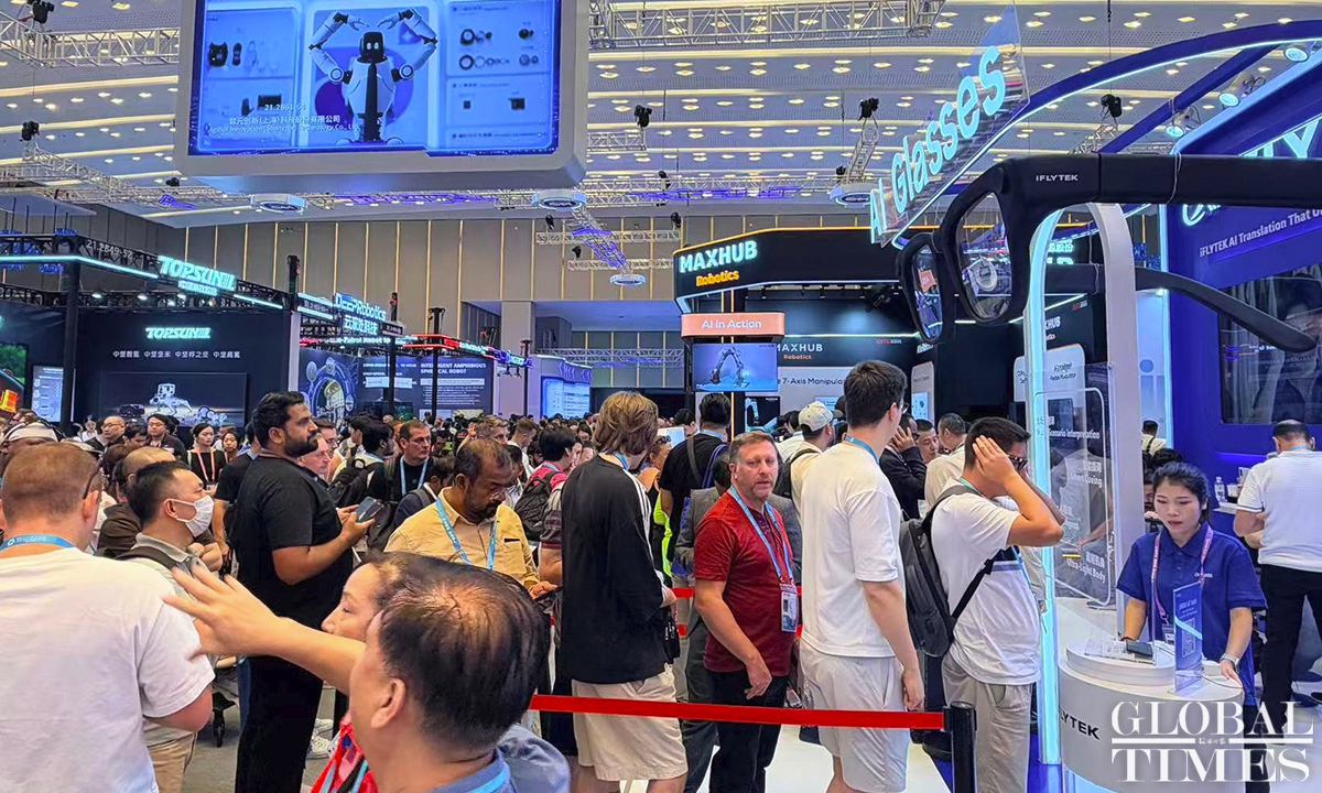 Global buyers queue to experience AI glasses with translation functions at the 140th Canton Fair in Guangzhou, South China’s Guangdong Province, on October 16, 2026. Photo: Chi Jingyi/Global Times