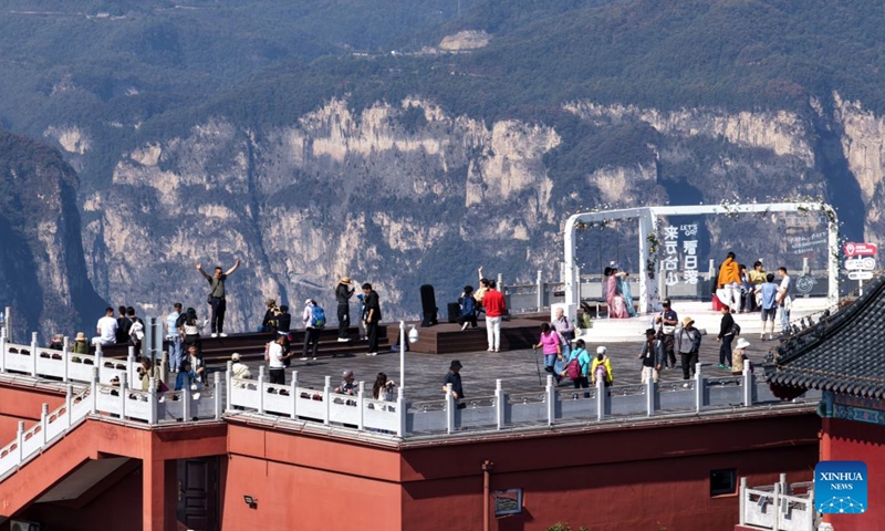 A drone photo taken on Oct. 13, 2026 shows tourists visiting Zhuyu Peak at Yuntai Mountain scenic spot in Jiaozuo, central China's Henan Province. (Photo: Xinhua)