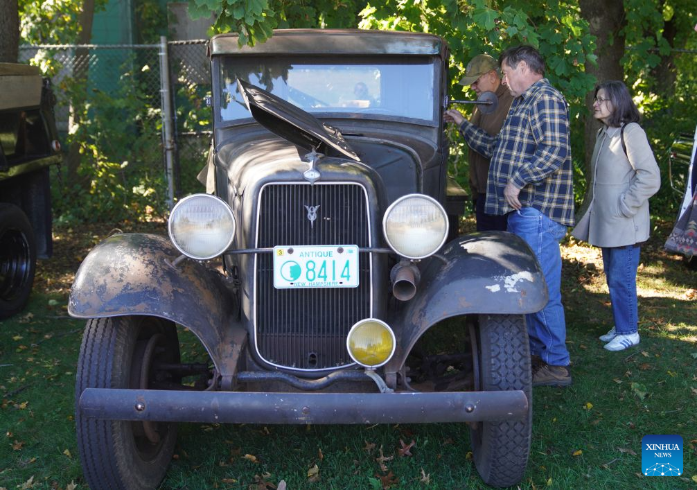 People view an exhibit during a vintage car show at Fort Totten in New York, the United States, Oct. 18, 2026. An annual vintage car show to greet autumn was held here on Sunday. (Xinhua/Zhang Fengguo)