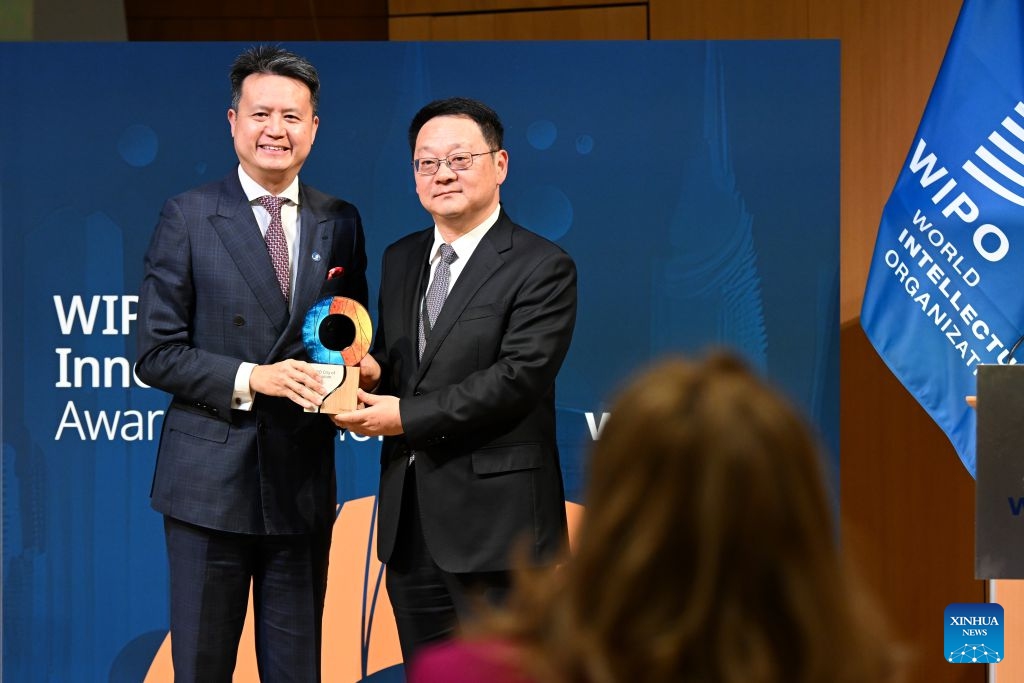 WIPO Director General Daren Tang (L) presents an award to Chinese city Shanghai during the Inaugural Award Ceremony for the first WIPO City of Innovation award at the headquarters of the WIPO in Geneva, Switzerland, Oct. 12, 2026. Chinese city Shanghai, Britain's Liverpool and Belgium's Charleroi were announced Monday by the World Intellectual Property Organization (WIPO) as winners of the first WIPO City of Innovation award. (Photo: Xinhua)