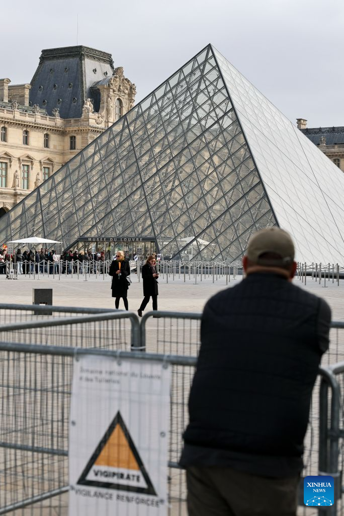 Protesters gather in front of an entrance to the Louvre Museum in Paris, France, Oct. 19, 2026. In Paris, the entrance to the Louvre Museum was blocked by student protesters on Monday morning, French daily Le Parisien reported, citing the museum's management and two trade unions.
According to the trade union General Confederation of Labour, the museum would remain closed at least until noon. (Xinhua/Wu Huiwo)