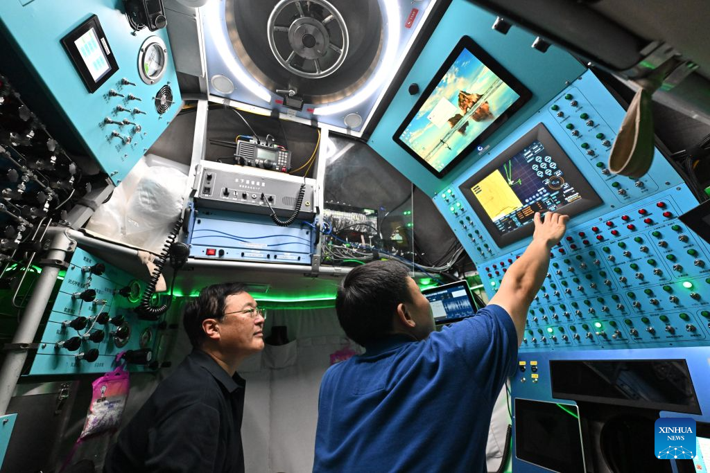 Submersible pilot Tang Jialing (R) checks the manned deep-sea submersible Jiaolong on Oct. 15, 2026. China's research vessel Deep Sea No. 1, carrying manned deep-sea submersible Jiaolong, is currently on the western Pacific Ocean for deep-sea scientific research.

Jiaolong successfully completed its 470th dive on Oct. 15.

A Xinhua reporter aboard Jiaolong photographed the exploration of the mysterious underwater world. (Xinhua/Li Xin)