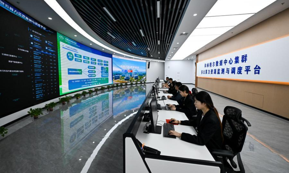 Staff members operate the multi-cloud computing power resource monitoring and scheduling platform of Horinger data center cluster to monitor in real time and dynamically schedule computing power resources, at a talent and innovation valley in the Horinger New Area of Hohhot, north China's Inner Mongolia Autonomous Region, June 4, 2026. (Xinhua/Li Zhipeng)