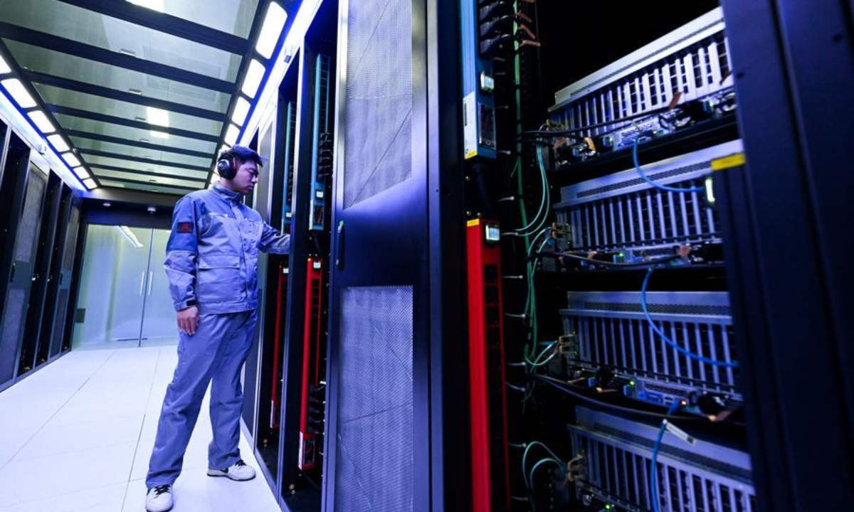 A staff member checks the computing power equipment at a supercomputing technology company in the Horinger New Area of Hohhot, north China's Inner Mongolia Autonomous Region, June 4, 2026. (Xinhua/Li Zhipeng)