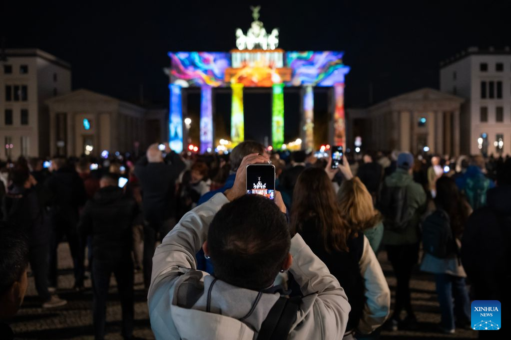 People enjoy a light show during the 2026 Festival of Lights at Brandenburg Gate in Berlin, Germany, Oct. 18, 2026. The festival was held here from Oct. 9 to 18. (Xinhua/Zhang Haofu)