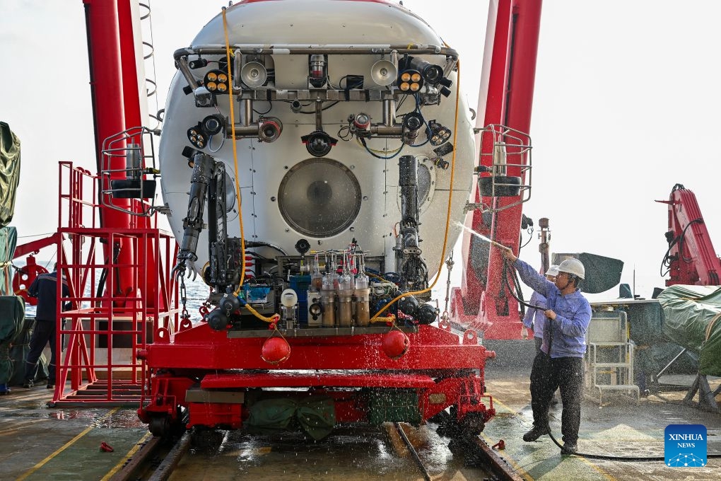 Staff members clean the manned deep-sea submersible Jiaolong after its dive aboard the research vessel Deep Sea No. 1, on Oct. 11, 2026. China's manned deep-sea submersible Jiaolong successfully completed its 467th dive. The dive reached a depth of approximately 4,400 meters. (Photo: Xinhua)
