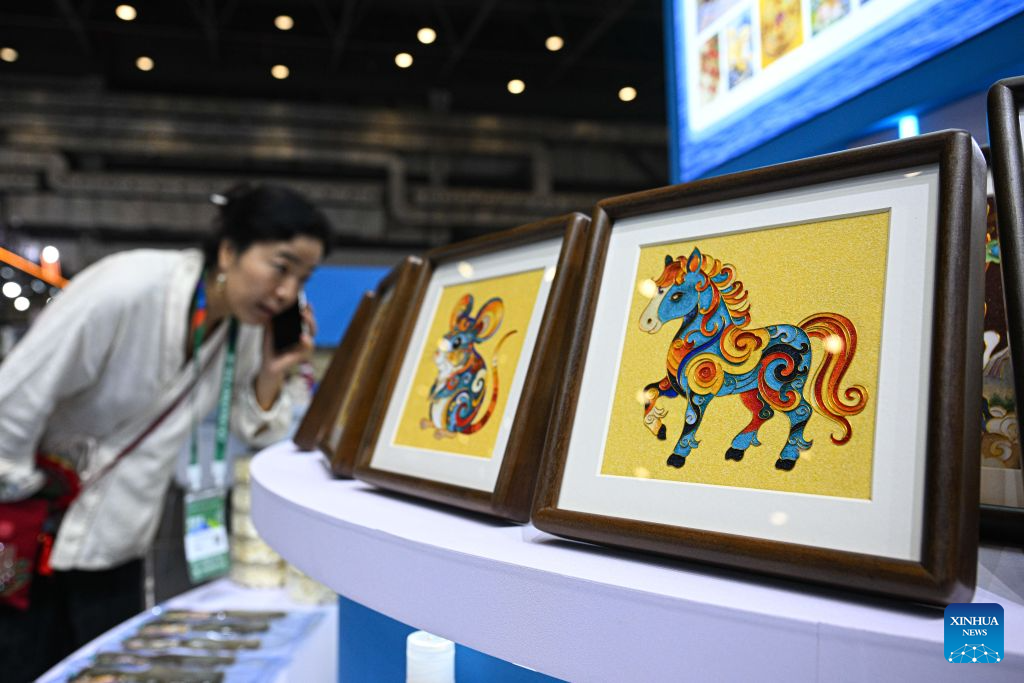 A visitor views products at the China Brands Export Expo in Haikou, south China's Hainan Province, Oct. 20, 2026. The three-day expo kicked off here on Tuesday. (Xinhua/Pu Xiaoxu)