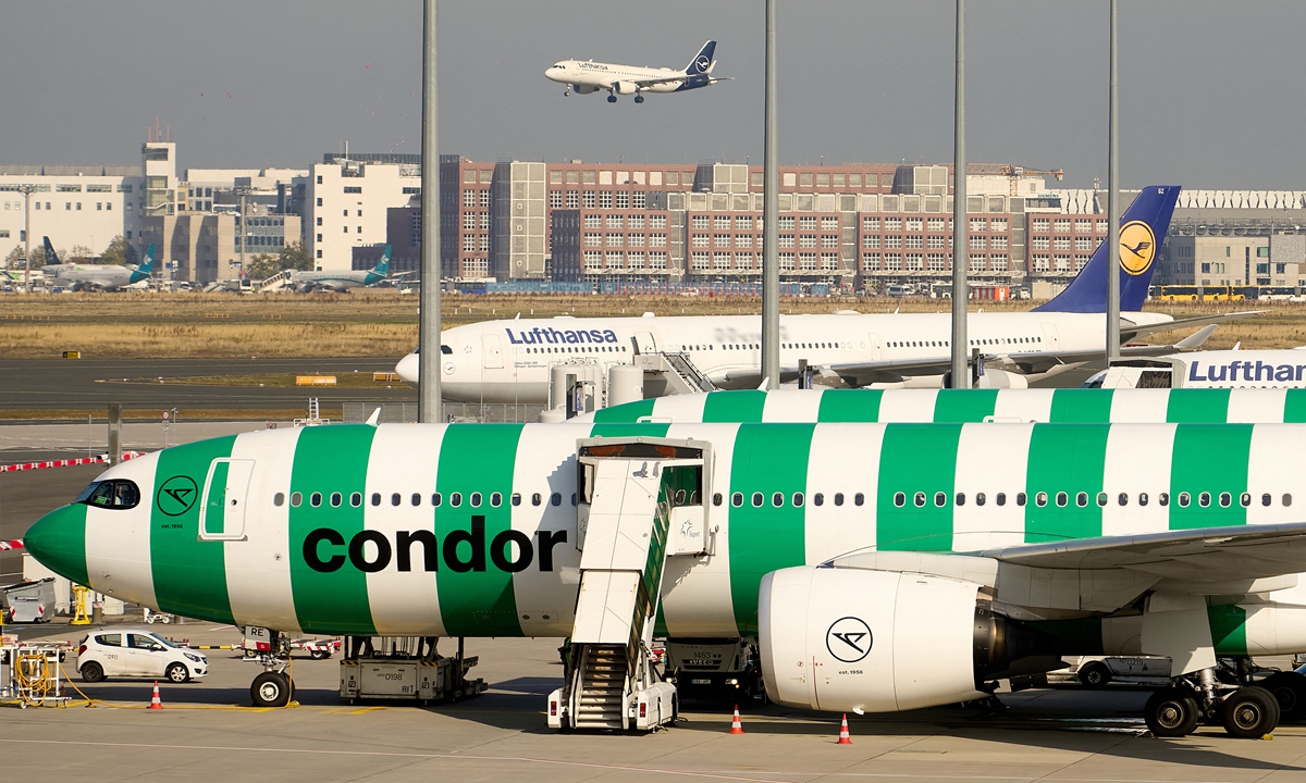 Aircraft are being handled at Terminal 3 of Frankfurt Airport in Germany on October 15, 2026. Low water levels in the Rhine are causing bottlenecks in the supply of jet fuel. Photo: VCG