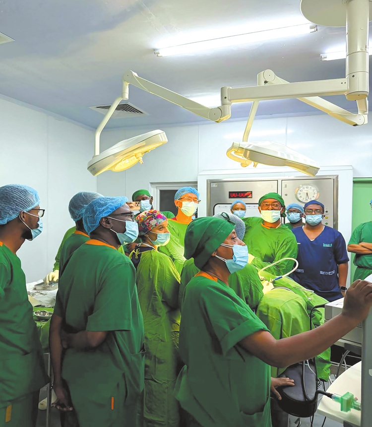 Chinese and local doctors perform surgery together in Zanzibar, Tanzania. Photo: Courtesy of the 35th Chinese medical team to Zanzibar