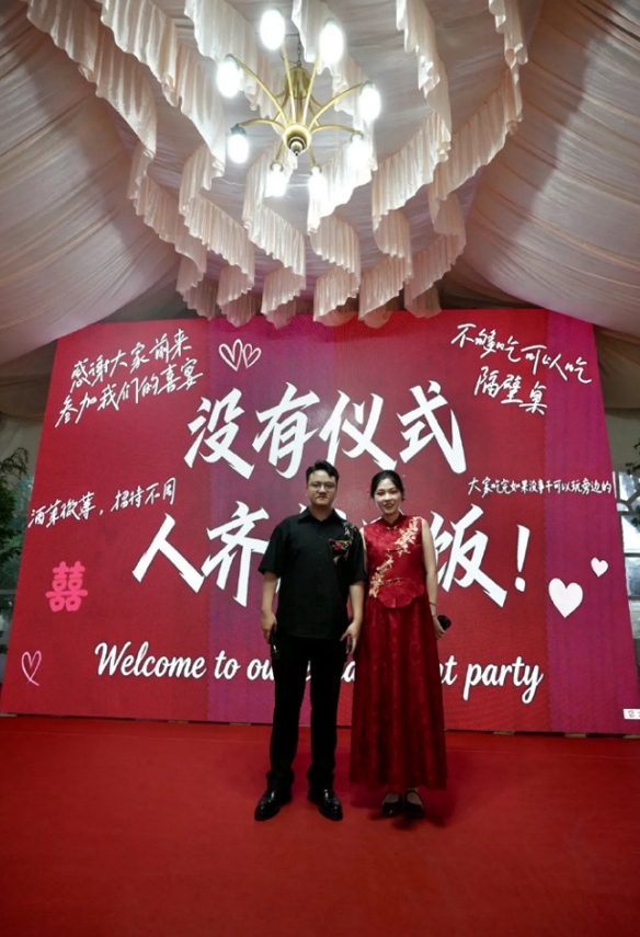 The couple who held a stripped-down wedding in East China's Zhejiang Province pose for a photo. Photo: Sina Weibo