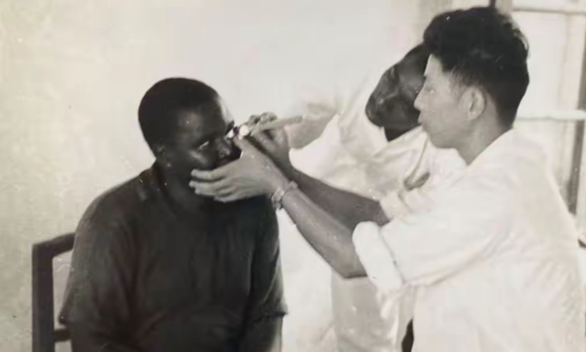 File photo: Chinese ophthalmologist Zhou Zhende examines a local resident during his assignment in Zanzibar, Tanzania. Photo: Courtesy of Liu Xin