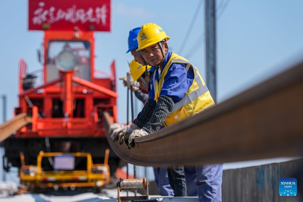 This photo taken on Oct. 14, 2026 shows constructors laying tracks on the Nantong-Ningbo high-speed railway in east China's Jiangsu Province. A high-speed railway linking Nantong of east China's Jiangsu Province with Ningbo of east China's Zhejiang Province started its track laying on Wednesday. The project is an important part of the coastal channel of China's high-speed rail network, which features eight north-south vertical lines and eight east-west horizontal lines. The new line will promote the high-quality integrated development of the Yangtze River Delta after its completion. (Photo: Xinhua)