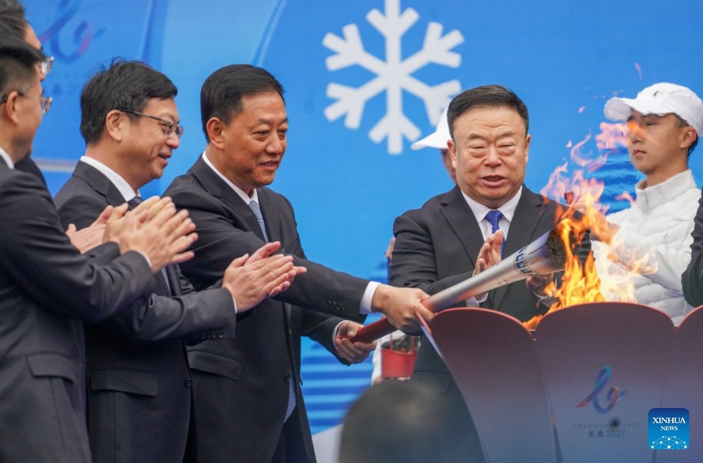 Hu Yuting (C), executive president of the Organizing Committee of the Changchun Universiade, ignites the flame cauldron during a flame welcome ceremony of Changchun 2027 Winter Universiade in Changchun, northeast China's Jilin Province, Oct. 14, 2026. (Photo: Xinhua)