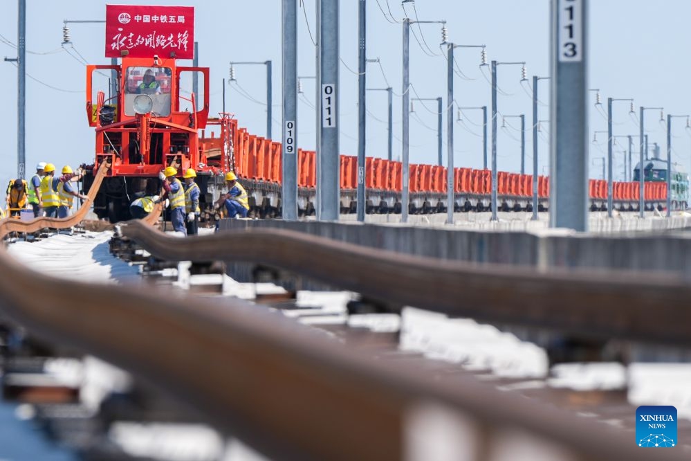 This photo taken on Oct. 14, 2026 shows constructors laying tracks on the Nantong-Ningbo high-speed railway in east China's Jiangsu Province. A high-speed railway linking Nantong of east China's Jiangsu Province with Ningbo of east China's Zhejiang Province started its track laying on Wednesday. The project is an important part of the coastal channel of China's high-speed rail network, which features eight north-south vertical lines and eight east-west horizontal lines. The new line will promote the high-quality integrated development of the Yangtze River Delta after its completion. (Photo: Xinhua)