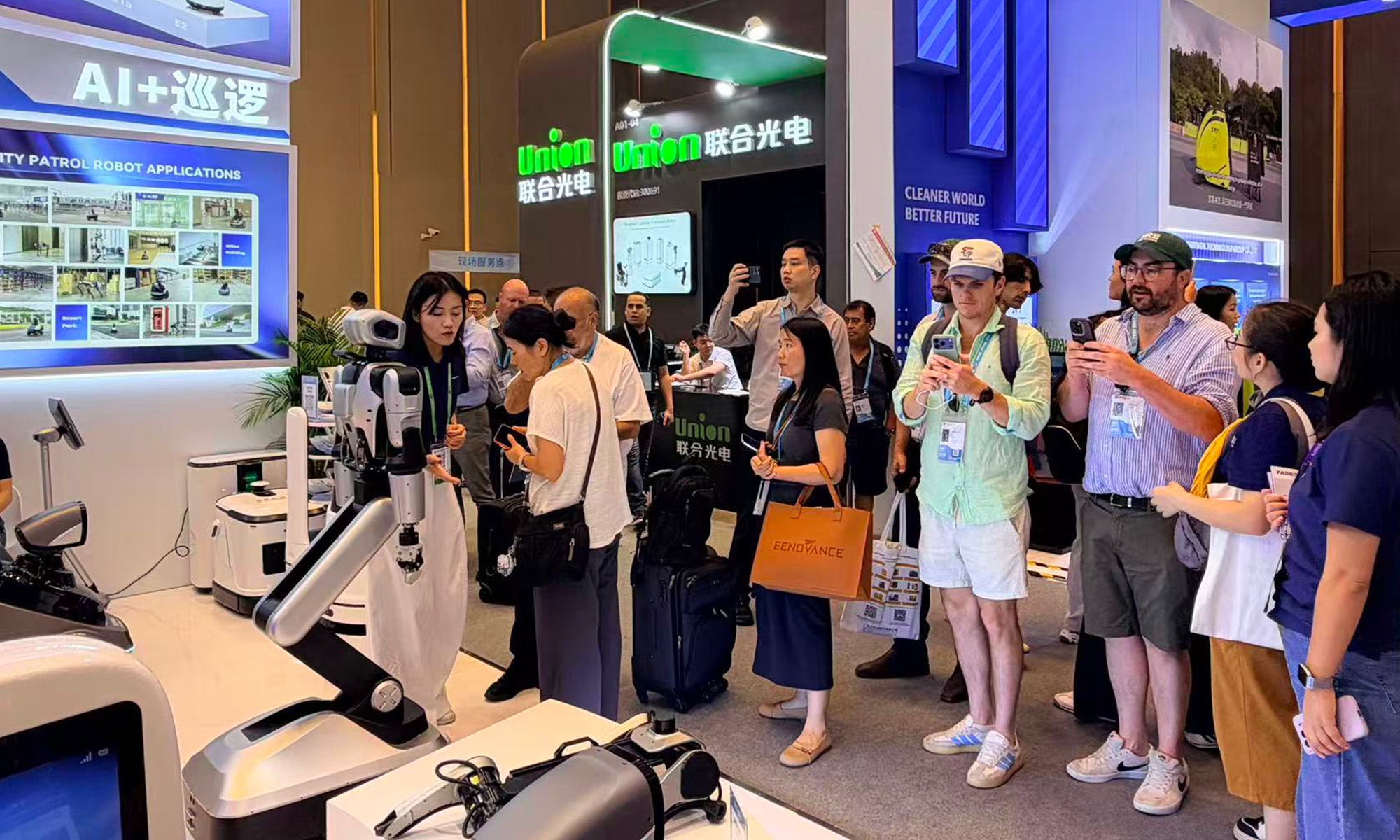 Global buyers are busy experiencing robotic, AI services at 140th Canton Fair  Photo: Chi Jingyi/Global Times