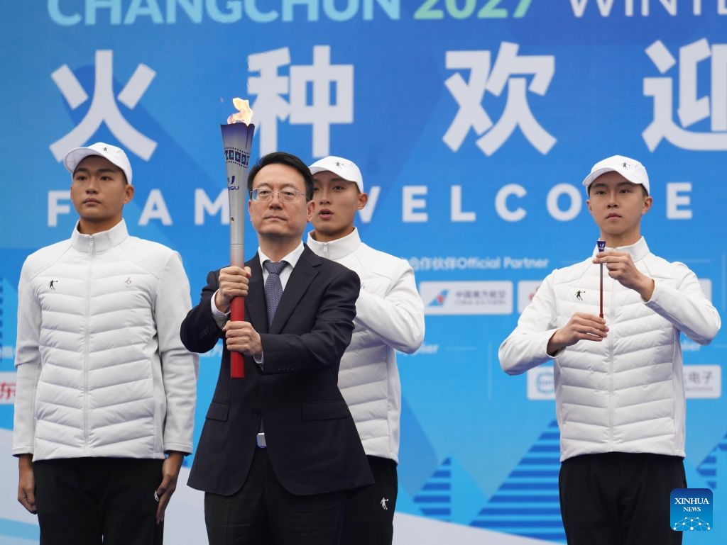 Gu Gang, president of the Executive Committee of the Changchun Winter Universiade, presents the torch during a flame welcome ceremony of Changchun 2027 Winter Universiade in Changchun, northeast China's Jilin Province, Oct. 14, 2026. (Photo: Xinhua)