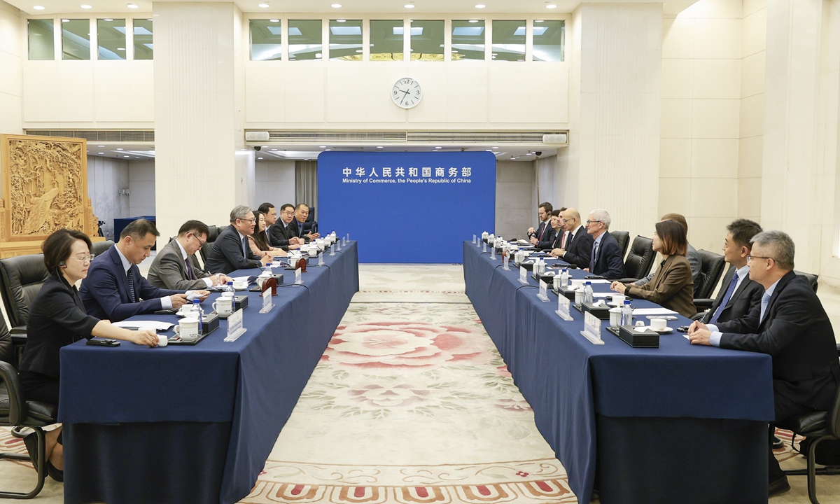 Chinese Commerce Minister Wang Wentao meets with Apple Executive Chairman Tim Cook in Beijing on October 15, 2026. Photo: Ministry of Commerce website