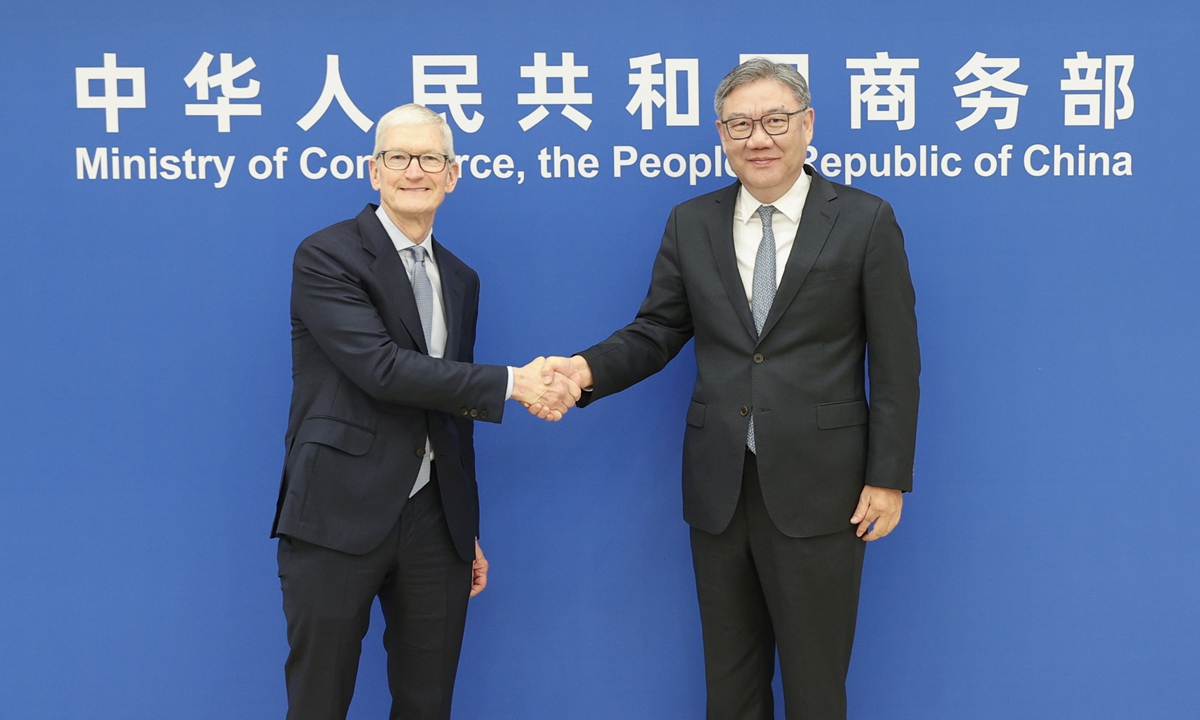 Chinese Commerce Minister Wang Wentao met with Apple Executive Chairman Tim Cook in Beijing on October 15, 2026. Photo: Ministry of Commerce website