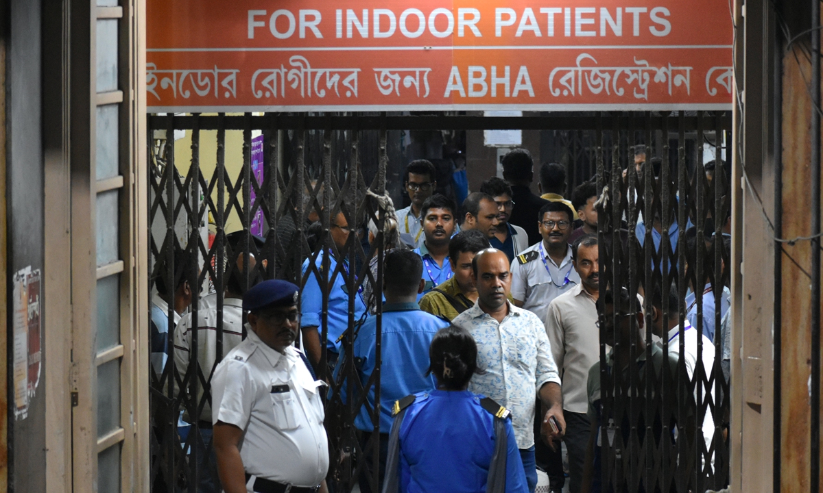 Police and emergency personnel stand near the emergency department of Calcutta Medical College and Hospital as relatives of victims of a stampede at the Chorbagan Sarbojanin Durga Puja pandal mourn in Kolkata, India, on October 18, 2026. The death toll after the tragedy the day before rose to 19, with 25 injured people receiving treatment in different hospitals and one in a critical condition. Photo: VCG