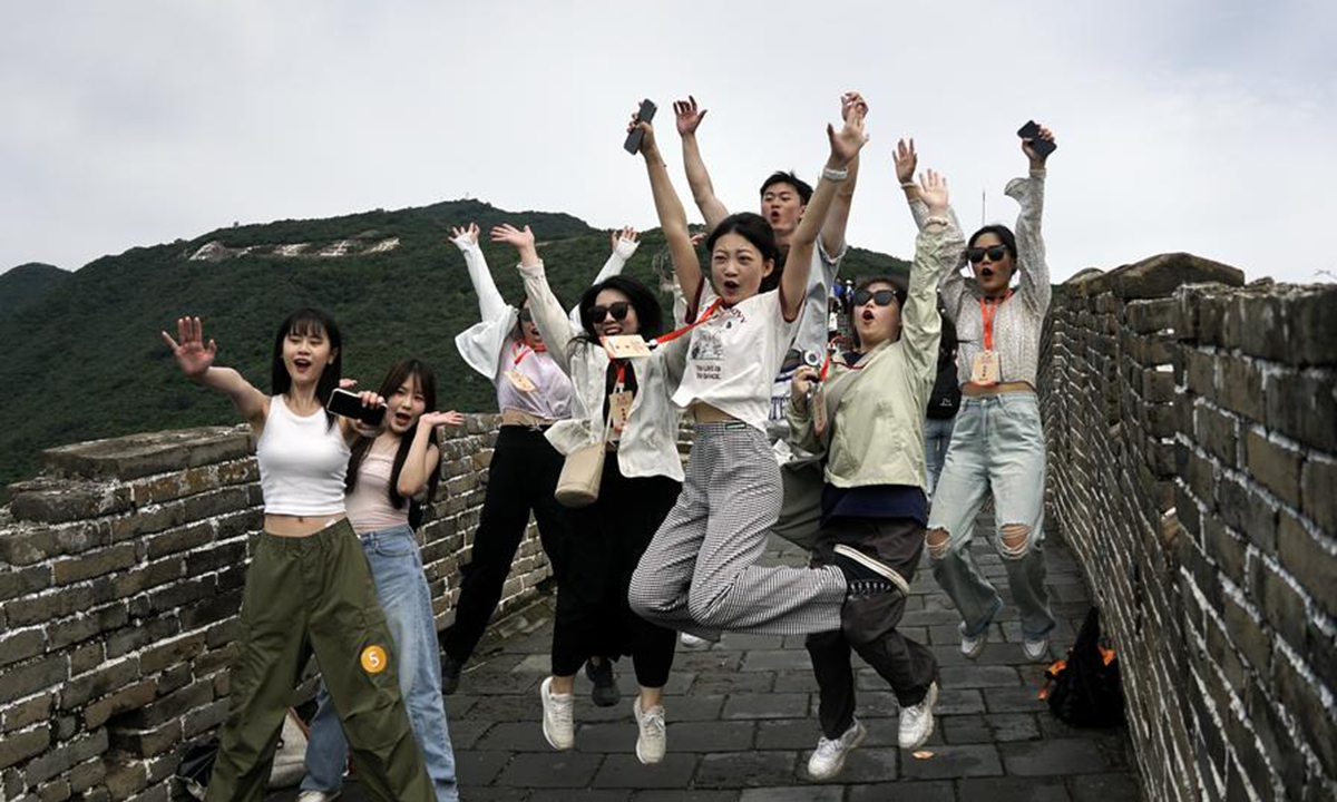 Participants in a cross-Strait journalism camp pose for a photo at the Mutianyu section of the Great Wall in Beijing, capital of China. Photo: Xinhua