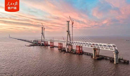 The southern navigation channel bridge of the Hangzhou Bay Cross-Sea Railway Bridge achieves closure on October 17, 2026. Photo: Screenshot from People's Daily