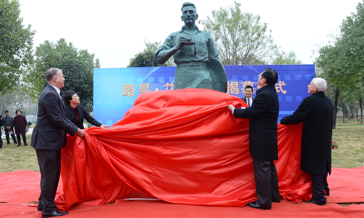 An unveiling ceremony for the statue of Rewi Alley held in Honghu, Central China's Hubei Province, on November 22, 2017 Photo: VCG