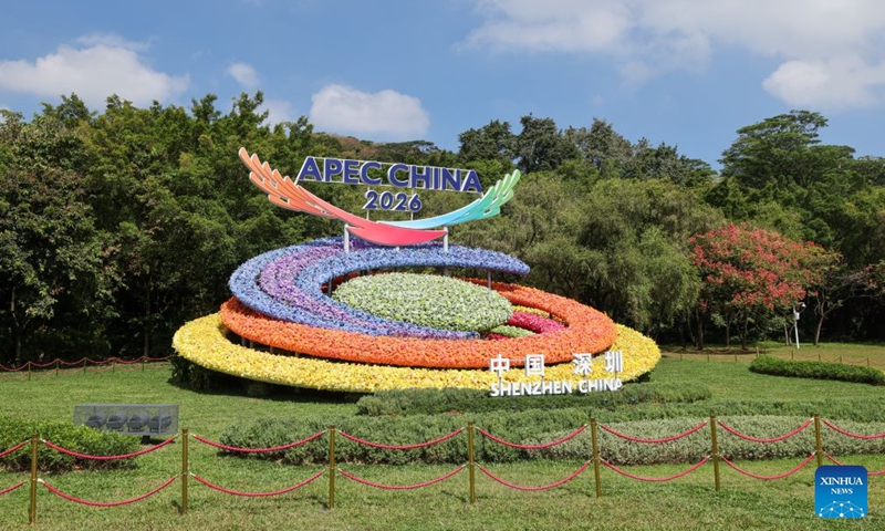 People pose for photos with a flower decoration themed on the 2026 APEC China Year, in Shenzhen, south China's Guangdong Province, Oct. 17, 2026. The APEC Economic Leaders' Meeting will be held in Shenzhen next month. (Xinhua/Liang Xu)