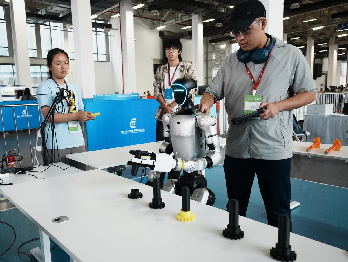 A student remotely controls a Unitree G1 humanoid robot to grasp an object at the inaugural Global Embodied Intelligence Application Innovation Challenge and the 2026 China Robot Competition, which were held in Hangzhou, East China's Zhejiang Province on October 18, 2026. The event drew 2,000 teams and nearly 5,000 university participants, showcasing innovations and skills in embodied intelligence applications. Photo: VCG