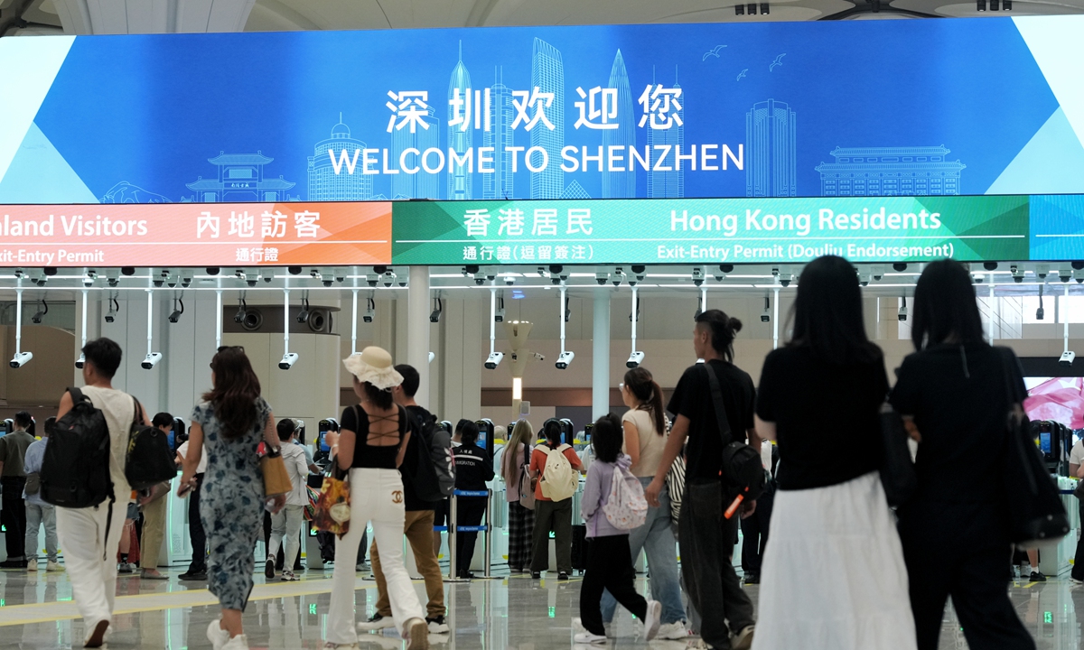 As Hong Kong observes the Chongyang Festival holiday, travelers cross the Huanggang Port border into Shenzhen on October 18, 2026. This was the first public holiday for the port since it reopened after renovations. Photo: VCG