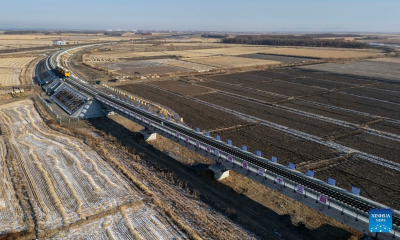 An aerial drone photo taken on Oct. 29, 2026 shows the construction site of the Tongjiang grand bridge in northeast China's Heilongjiang Province. The Tongjiang grand bridge, part of the capacity expansion and renovation project for the Jiamusi-Tongjiang Railway, completed its track laying on Thursday. The project is expected to triple the line's train handling capacity, boosting cargo transport of the China-Europe Railway Express. (Photo: Xinhua)