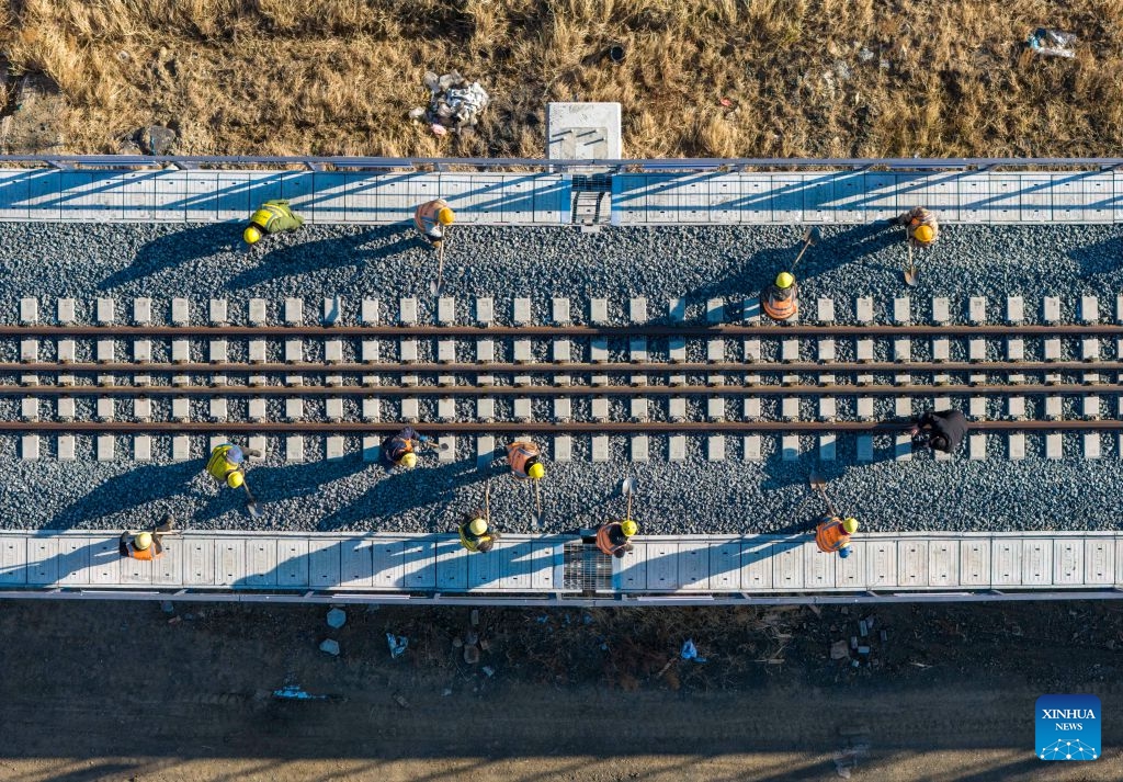 An aerial drone photo taken on Oct. 29, 2026 shows the construction site of the Tongjiang grand bridge in northeast China's Heilongjiang Province. The Tongjiang grand bridge, part of the capacity expansion and renovation project for the Jiamusi-Tongjiang Railway, completed its track laying on Thursday. The project is expected to triple the line's train handling capacity, boosting cargo transport of the China-Europe Railway Express. (Photo: Xinhua)