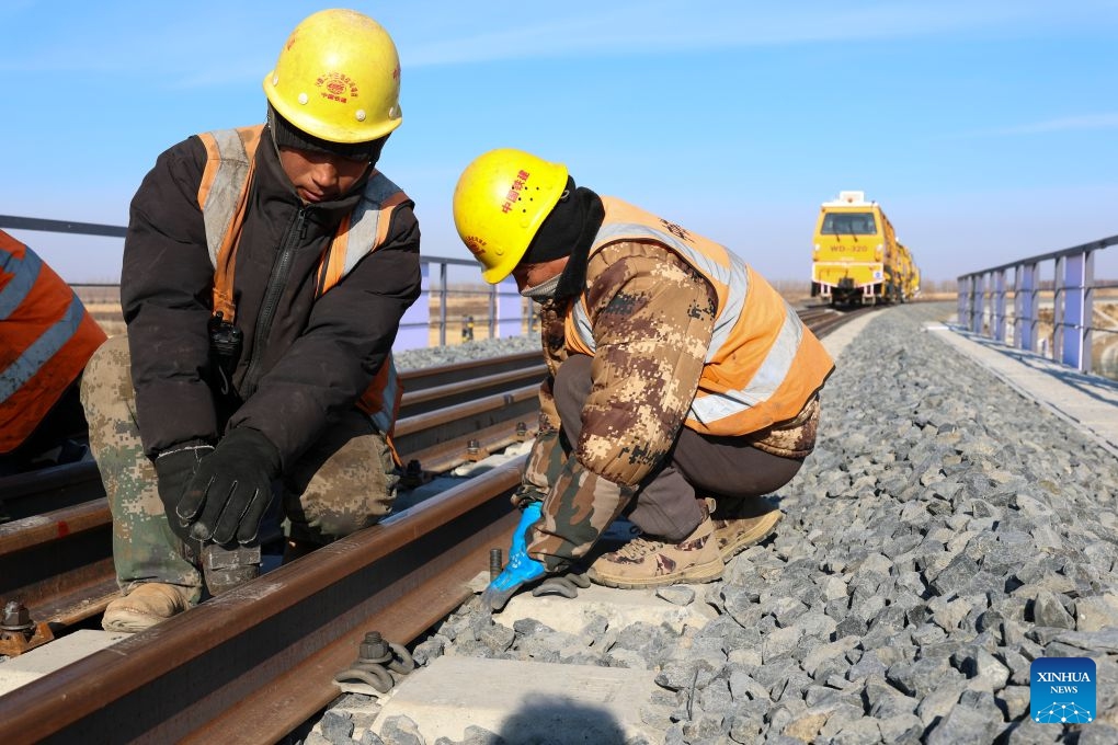 Constructors work at the construction site of the Tongjiang grand bridge in northeast China's Heilongjiang Province, Oct. 29, 2026. The Tongjiang grand bridge, part of the capacity expansion and renovation project for the Jiamusi-Tongjiang Railway, completed its track laying on Thursday. The project is expected to triple the line's train handling capacity, boosting cargo transport of the China-Europe Railway Express. (Photo: Xinhua)