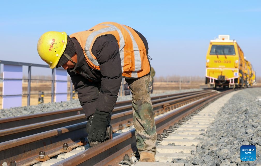 A constructor is seen at the construction site of the Tongjiang grand bridge in northeast China's Heilongjiang Province, Oct. 29, 2026. The Tongjiang grand bridge, part of the capacity expansion and renovation project for the Jiamusi-Tongjiang Railway, completed its track laying on Thursday. The project is expected to triple the line's train handling capacity, boosting cargo transport of the China-Europe Railway Express. (Photo: Xinhua)
