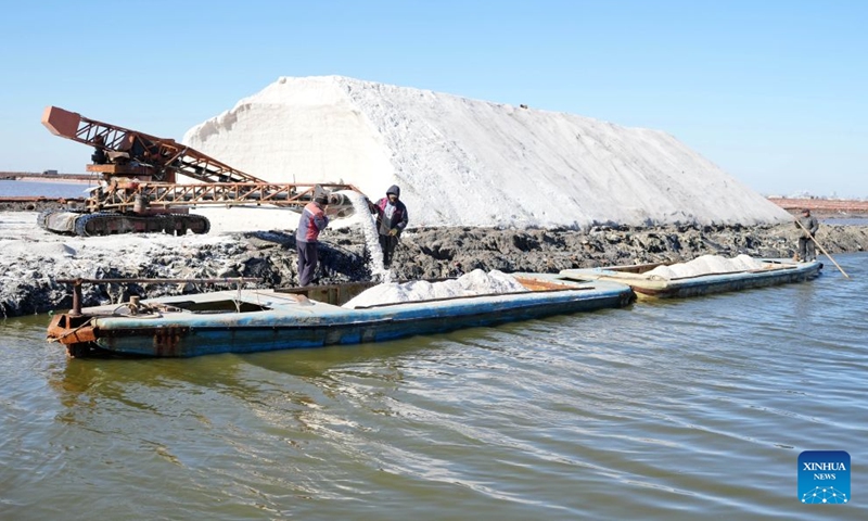 Workers operate a machine to load harvested salt onto a ship at Nanpu salt farm in Caofeidian District of Tangshan, north China's Hebei Province, Oct. 27, 2026. Recently, the 350,000 mu (about 23,333.3 hectares) salt fields at Nanpu salt farm have entered the autumn harvesting season. This year, the total sea salt production at Nanpu salt farm is expected to reach 1.5 million tonnes. (Photo: Xinhua)