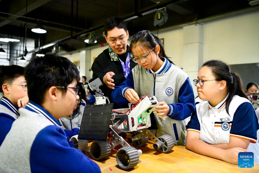 A teacher guides students to learn about the principle of the lunar probe at a junior high school in Jinan, east China's Shandong Province, Oct. 27, 2026. In recent years, Jinan has strengthened science and technology education in primary and secondary schools. Through a rich array of regular sci-tech themed activities, local schools have deeply integrated scientific knowledge into daily teaching to better nurture students' scientific literacy. (Photo: Xinhua)