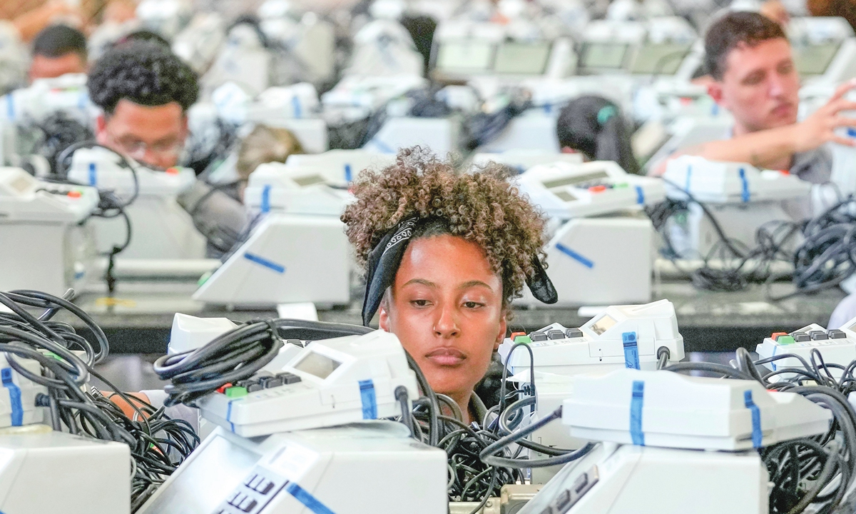 An electoral worker prepares an electronic voting machine ahead of Brazil's presidential runoff election in Brasilia, Brazil, on October 20, 2026. The Brazil runoff will take place on October 25, 2026. Photo: VCG