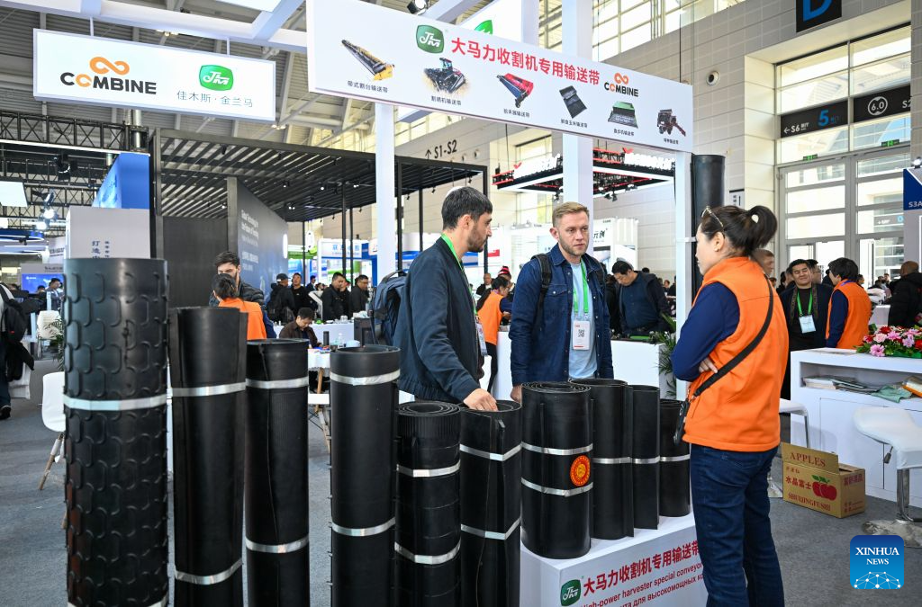 Foreign visitors learn about farm machinery parts during the China International Agricultural Machinery Exhibition (CIAME) 2026 at the National Convention and Exhibition Center (Tianjin) in Tianjin, north China, Oct. 26, 2026. With an area of nearly 300,000 square meters, the three-day exhibition kicked off here on Monday, bringing together over 3,000 enterprises from home and aboard. (Xinhua/Sun Fanyue)