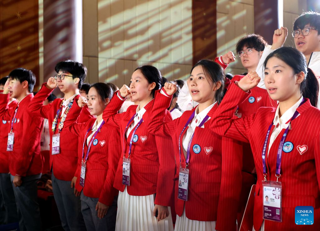 This photo taken on Oct. 28, 2026 shows a swearing-in ceremony for volunteers of the upcoming 9th China International Import Expo (CIIE) at Shanghai Exhibition Center in east China's Shanghai.
A total of 4,561 CIIE volunteers took the oath online or offline on Wednesday, officially committing to serve at the event.
Volunteers will provide services including guidance and consultation, registration management, guests liaison and reception, transaction data analysis, and medical assistance during the CIIE. (Xinhua/Liu Ying)
