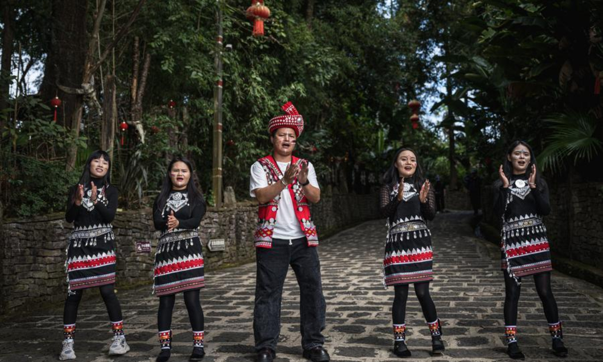 Artists perform ethnic dance in Simola Wa Village in Qingshui Town of Tengchong City, southwest China's Yunnan Province, Oct. 19, 2026. (Xinhua/Wang Guansen)