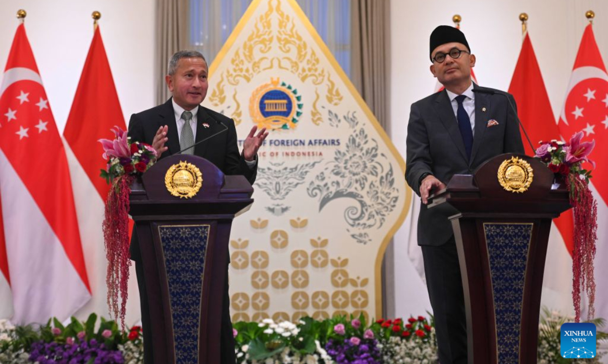 Singaporean Foreign Minister Vivian Balakrishnan (L) and Indonesian Foreign Minister Arrmanatha Nasir attend a joint press conference in Jakarta, Indonesia, Oct. 27, 2026. Indonesia and Singapore have agreed to establish a joint task force to combat companies responsible for forest fires causing cross-border haze, the two countries' foreign ministers said here on Tuesday. (Xinhua/Zulkarnain)