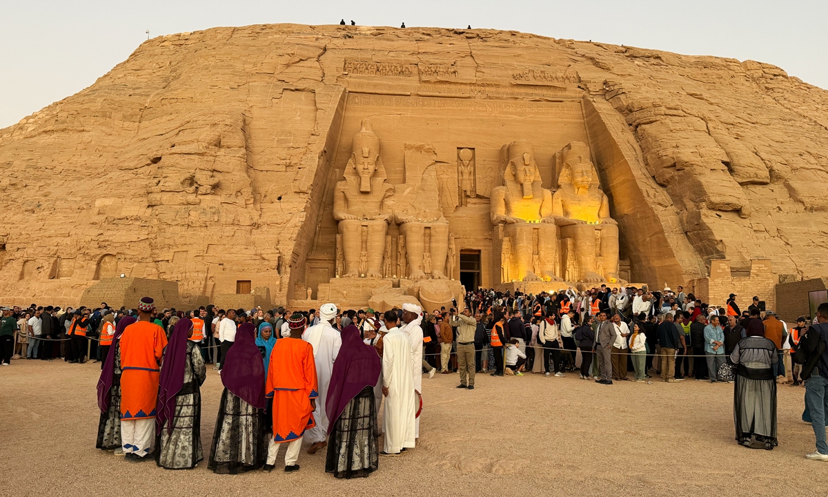 Tourists gather to watch the sun as it sends a beam of light into the Great Temple of Ramses II's dark inner chamber in Abu Simbel, Egypt, on October 22, 2026, a rare 3,200-year-old astronomical ceremony that happens twice a year. Photo: VCG