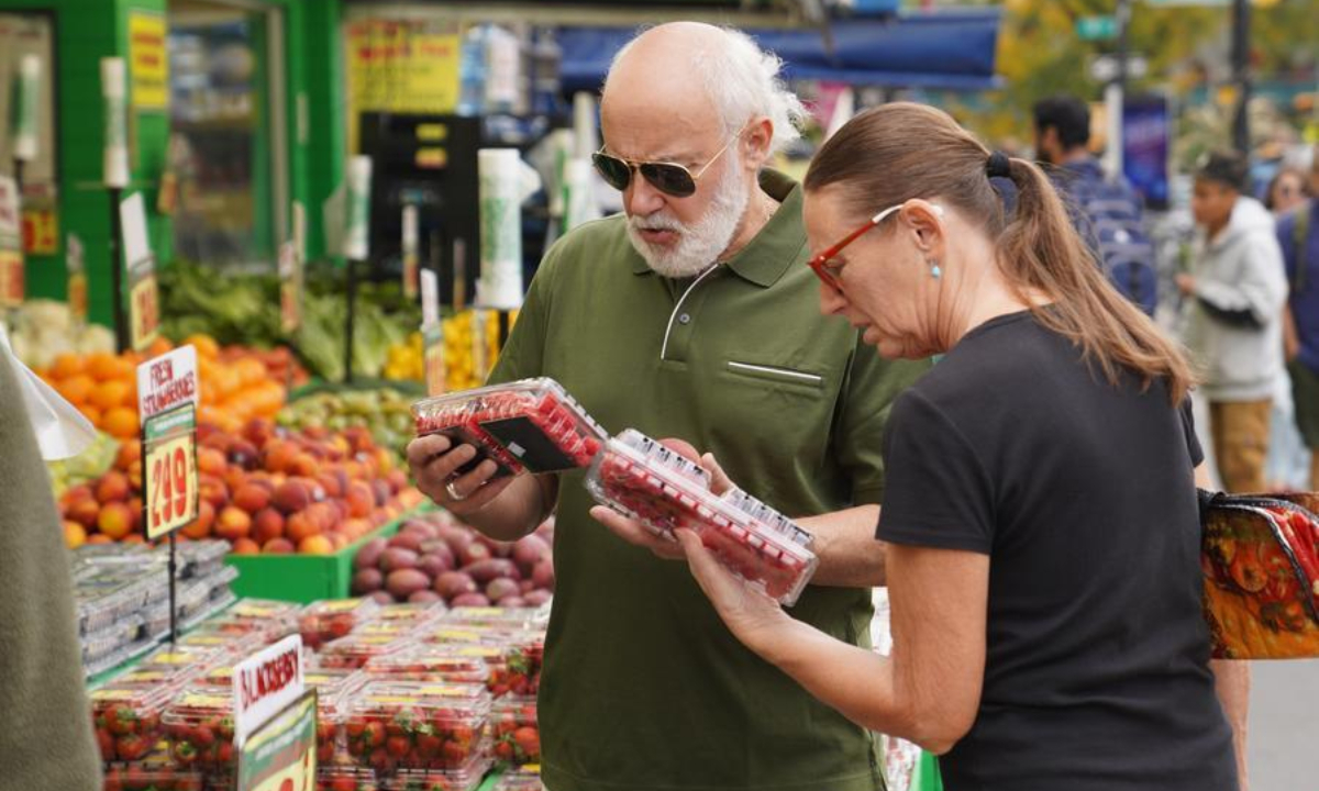 Customers check fruit at a grocery store in New York, the United States, Oct. 14, 2026. (Xinhua/Zhang Fengguo)