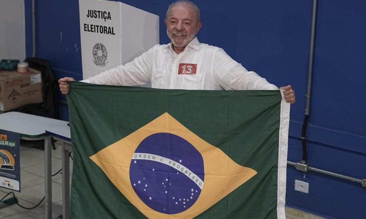 Brazilian incumbent President Luiz Inacio Lula da Silva, presidential candidate of the ruling Workers' Party, displays a national flag of Brazil after casting his ballot at a polling station in Sao Bernardo do Campo, Brazil, Oct. 25, 2026. (Photo by Paulo Lopes/Xinhua)