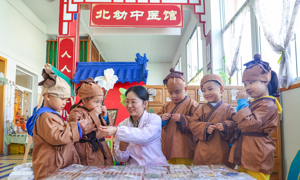 A medical worker from Jiangdu Maternal and Child Health Hospital teaches children to identify traditional Chinese medicinal herbs at a kindergarten in the northern urban area of the Jiangdu district, Yangzhou, East China's Jiangsu Province, on October 22, 2026. Photo: VCG