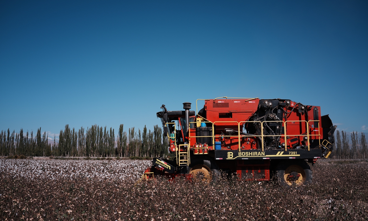 Large cotton harvesters carry out mechanized harvesting operations in a cotton field in Bayingolin Mongolian Autonomous Prefecture, Xinjiang. Photo: Fan Lingzhi/Global Times