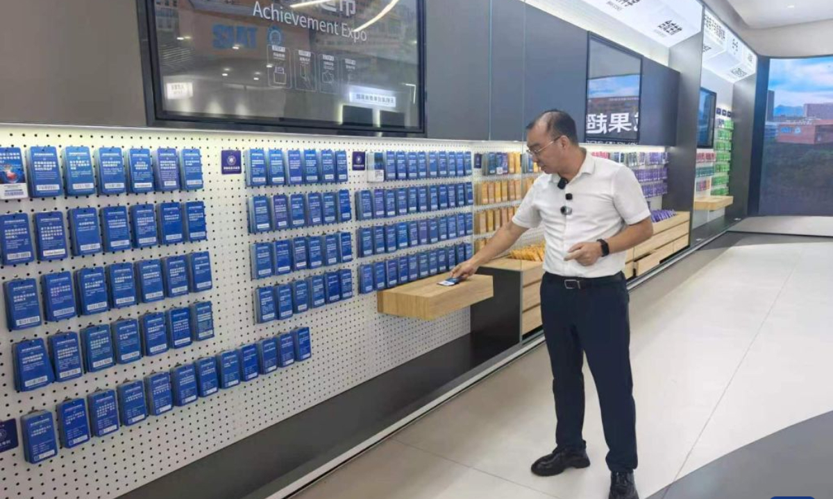 Huang Xiaohua, who is in charge of the Industrial Development Center at the Shenzhen Institutes of Advanced Technology of the Chinese Academy of Sciences, introduces the technology achievement supermarket in Shenzhen, south China's Guangdong Province, Oct. 19, 2026. (Xinhua/Yu Fei)