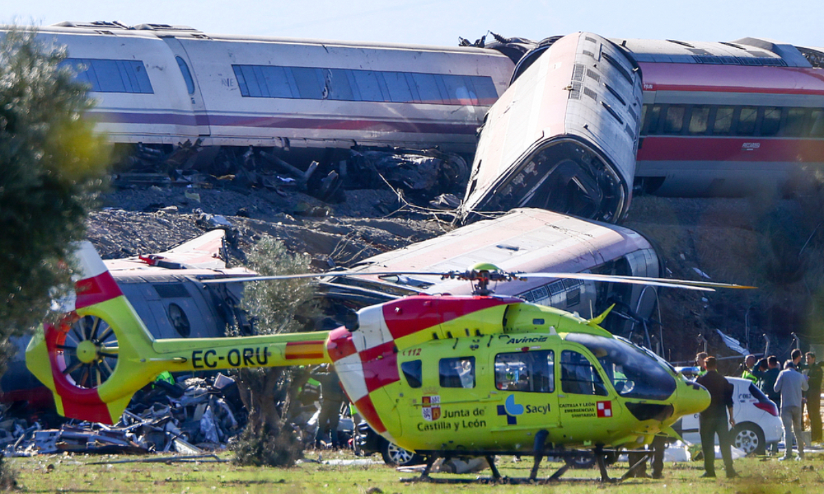 Rescuers arrive at the scene of crash between two high-speed trains in the village of Urda, Toledo in Spain on October 28, 2026. At least 64 people have been killed and dozens are injured, with around 500 people on the trains, Spanish media reported. Photo:VCG